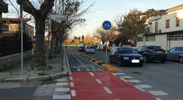 La ciclabile dal lato di via Cattaneo, dove i residenti lamentano la perdita di diversi parcheggi