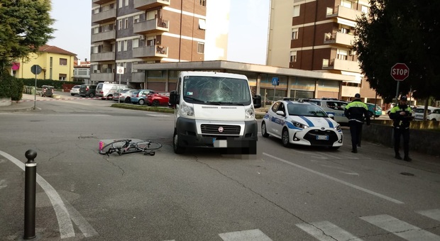 Incidente stradale a Pordenone, violento scontro tra furgone e bici: in gravi condizioni il ciclista