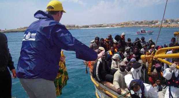 Lampedusa, barcone approda in porto senza essere stato intercettato: salvi in 137