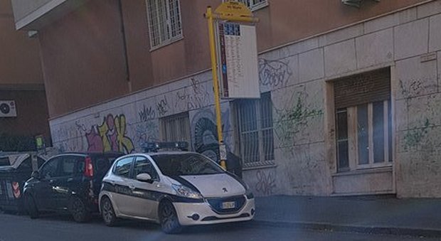 Roma, l'auto dei vigili in sosta alla fermata del bus