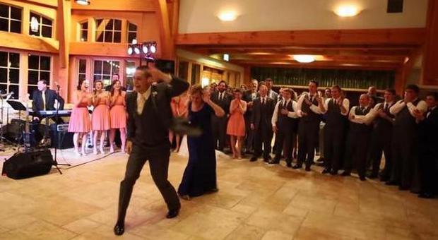Un lento tra madre e figlio a un matrimonio diventa una scatenata pop dance