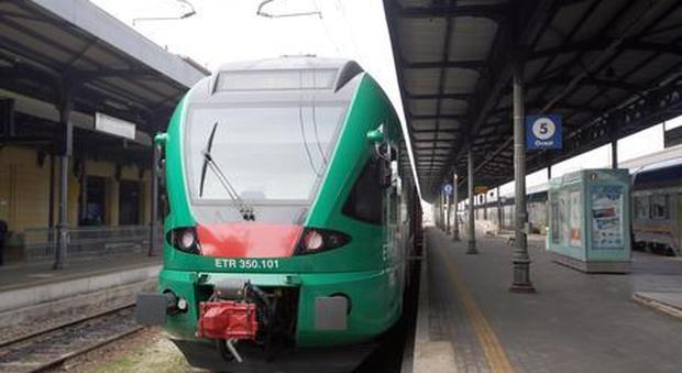 Ragazza di 21 anni investita da un treno a Firenze: «Forse si è uccisa». Caos e ritardi sulla linea