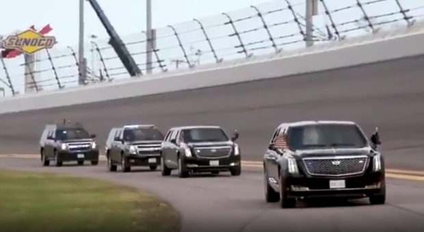 Il corteo presidenziale con la Limousine di Trump sull'anello di Daytona per la 500 miglia