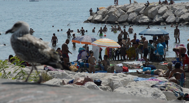 Napoli, Ferragosto al mare tra caldo e pericolo di assembramenti: «Troppi pericoli»