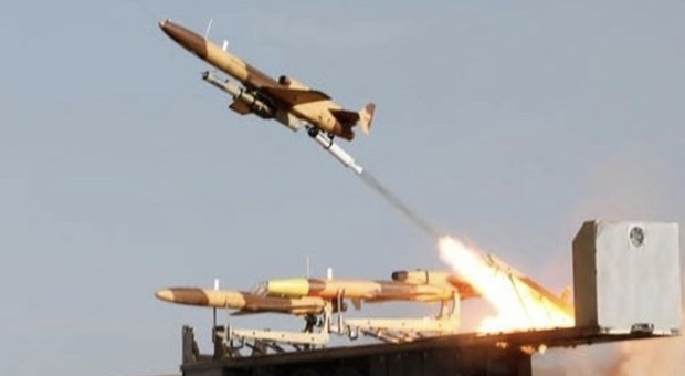 L’Iran sfida Israele con il drone di attacco Karrar, lancia missili guidati contro i caccia