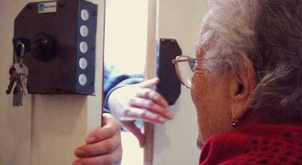 "Signora mia, super risparmi sulla bolletta": l'anziana afferra la truffa e si mette a urlare