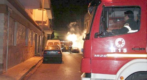 Paura nella notte al quartiere Sant'Elia: a fuoco tre autovetture