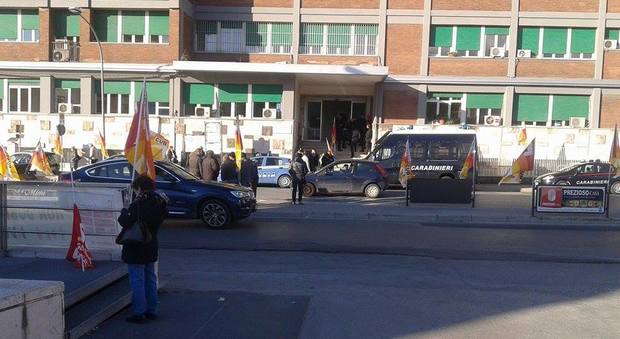 La protesta davanti alla sede dell'Asl