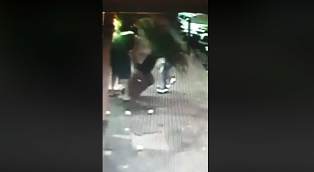 Napoli: ladri di cicas in azione, ripresi dalle telecamere di un bar