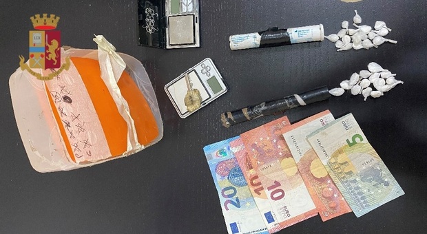 Napoli: cocaina nel vano ascensore, spacciatore arrestato a Secondigliano