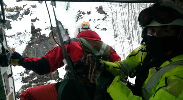 Arrampicata con 4 amici, lastra di ghiaccio si stacca: ferito 33enne precipitato nel vuoto
