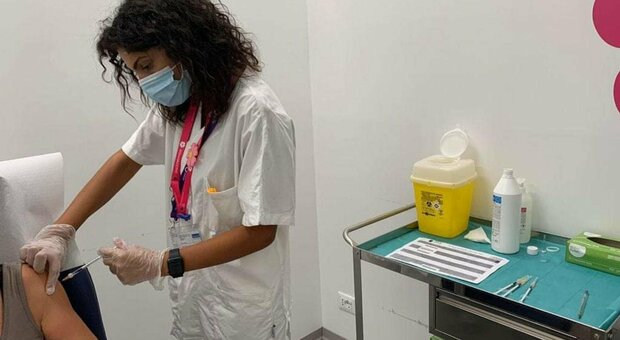 Vaccini, i medici di famiglia a Napoli: «Pronte 30mila terze dosi»