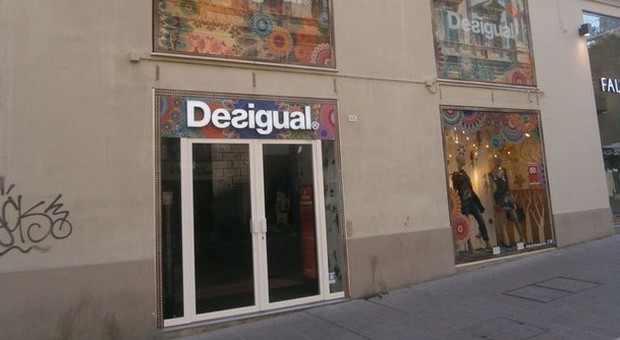 Ancona, ladro ruba 2500 euro di vestiti da Desigual con una borsa "schermata"