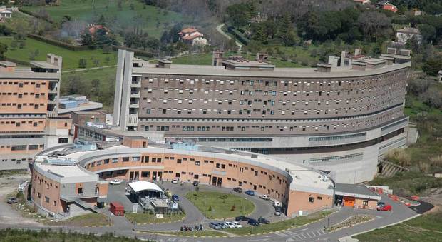 Viterbo, turni massacranti: 18 chirurghi denunciano la Asl: «A rischio le operazioni sui pazienti»