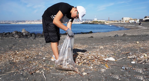 World Cleanup Day, studenti e volontari ripuliscono la spiaggia di Vigliena