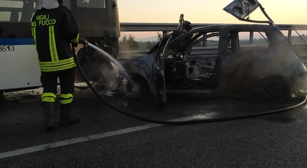 Due incidenti sulla Nola-Villa Literno: auto in fiamme e feriti salvati dai pompieri