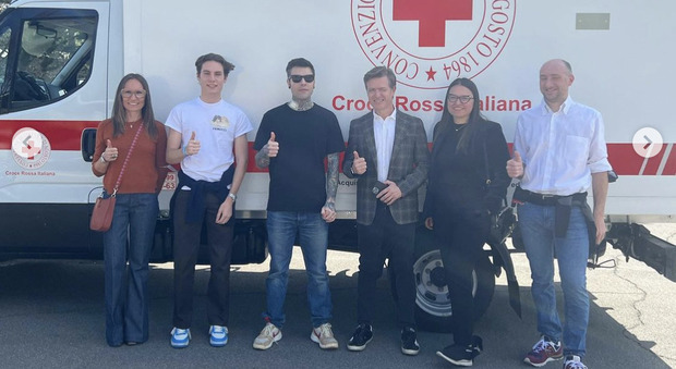 Fedez dona alla Croce Rossa Italiana un furgone isotermico per trasportare le medicine in Ucraina