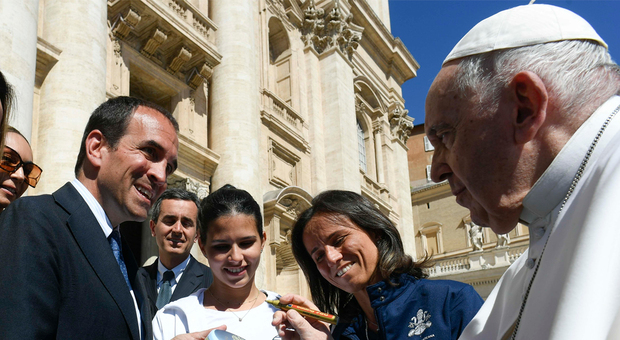 Papa Francesco firma la "Racchetta solidale" di padel che sarà messa all'asta a sostegno di 500 famiglie povere