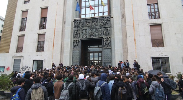 8 marzo a Napoli, striscione sulla facciata del Palazzo della città metropolitana