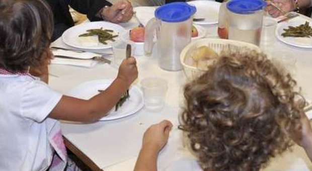 Roma, cuoca rubava cibo: porzioni mini e scondite agli alunni