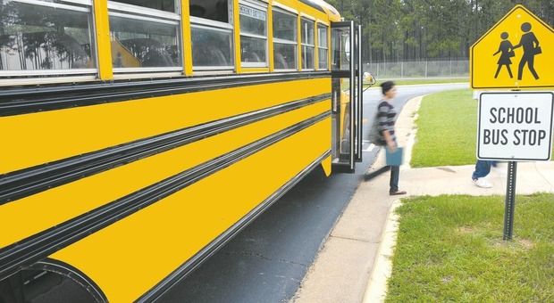 Bambina di 5 anni fatta scendere dallo scuolabus e lasciata sola per più di un'ora. L'ira della mamma: «Pensavamo fosse scomparsa»