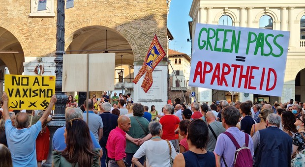 Una delle proteste dei no vax e no pass in piazza dei Signori a Treviso