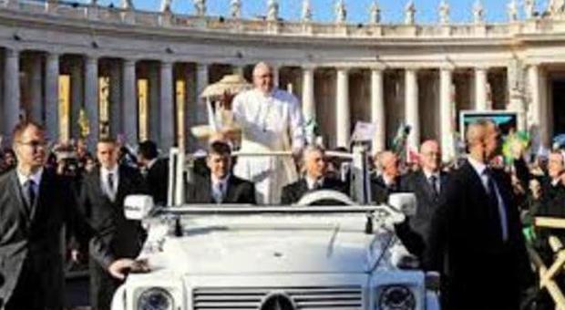 Papa Francesco contro la papa mobile "Sembra una scatola di sardine"