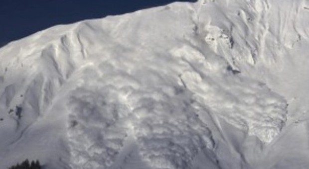 Sondrio escursionista travolto da una valanga: sepolto dalla neve, è morto in ospedale