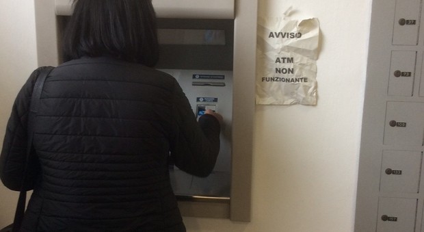 Il bancomat fuori uso alle Poste centrali