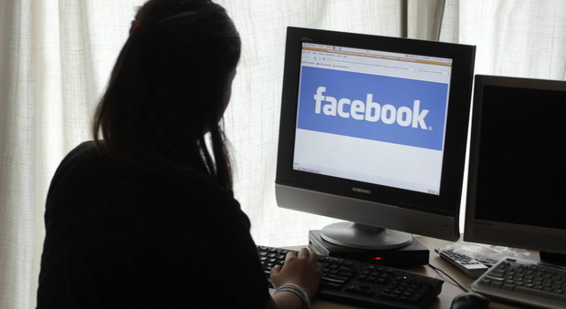 Facebook e Telefono Azzurro, intelligenza artificiale e linee dedicate per combattere il suicidio tra i giovani