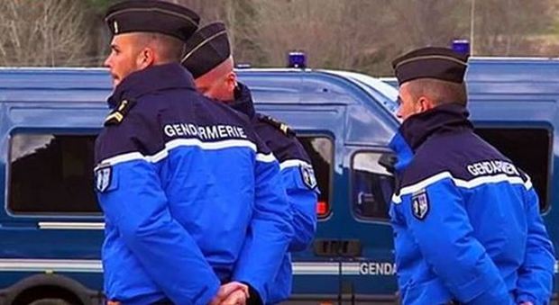 Attentato al confine Francia-Italia: terrorista si lancia con l'auto contro i gendarmi e fugge