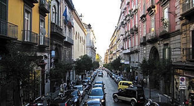 Napoli: 20enne ruba la batteria di un motorino in via Duomo, preso dalla polizia