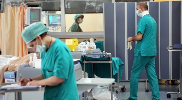 Coronavirus, i medici in quarantena negativi al tampone possono tornare in corsia