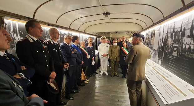 Il comitato d'accoglienza alla stazione di Ancona per il treno della Memoria