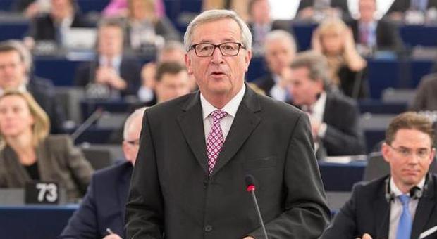 Juncker presenta il piano d'investimenti. Padoan: choc positivo