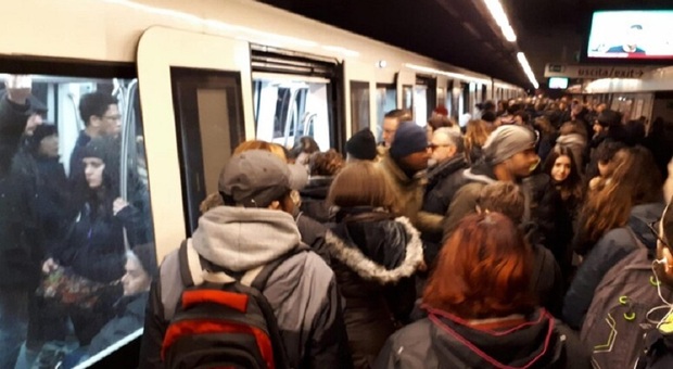 Metro A Roma, servizio sospeso tra Termini e Battistini. Lunedì da incubo, attivi i bus sostitutivi