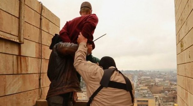Isis, orrore in Siria: gay lanciato dal tetto di un palazzo, sopravvive e viene ucciso a pugni