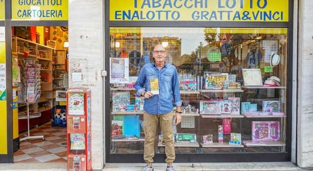 Il titolare della tabaccheria di via Corridoni, Roberto Pertile, con in mano la matrice della scheda vincente.
