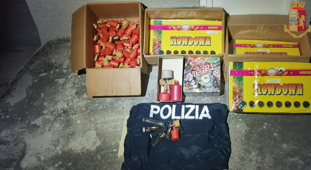 Bombe carta e candelotti nascosti nel garage di Ancona. Niente droga, ma il pusher aveva un arsenale