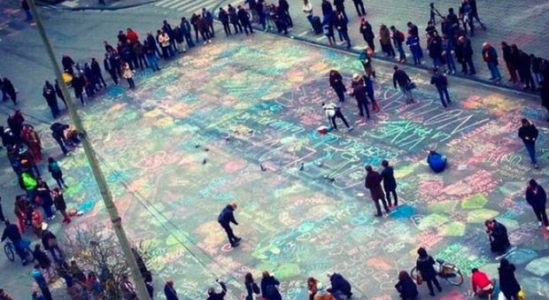 Bruxelles sfida la paura: in piazza armati di gessetti colorati per lanciare un messaggio di pace