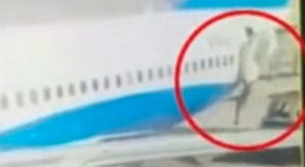 Hostess manca la scaletta e precipita dall'aereo: frattura alla colonna vertebrale Video