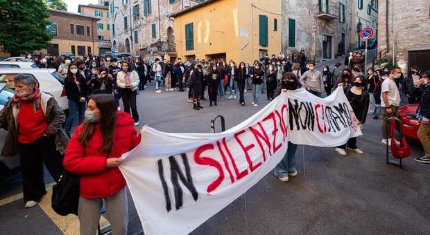 Mariotti, centinaia in piazza a Perugia per la protesta firmata dagli studenti