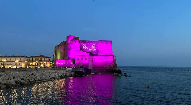 Giro d'Italia a Napoli, il Castel dell'Ovo si illumina di rosa con Enel