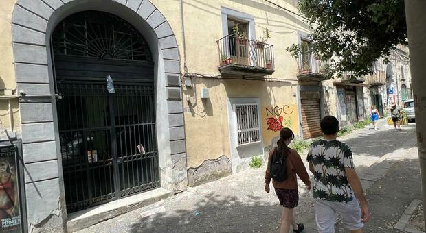 Sorelle sfregiate con l'acido a Napoli, la zia in carcere nega: «Si sono fatte male da sole»