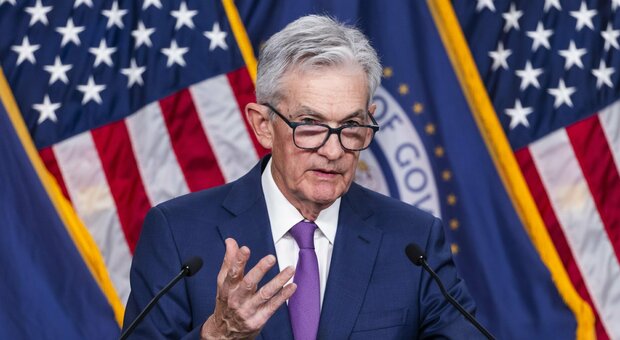 Tassi Federal Reserve invariati, Powell: «Non vedo tagli a marzo». Cosa succede ora?