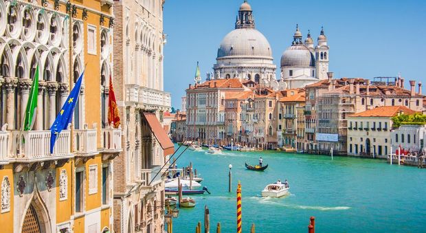 Australiani trovano 3500 euro in strada a Venezia: "Restituirli? Ce ne andiamo a cena"