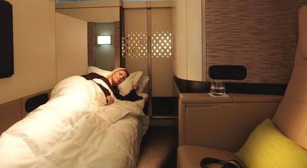 L'aereo più lussuoso al mondo è Etihad. A bordo doccia, maxi schermo e maggiordomo personale
