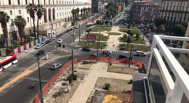 Piazza Carlo III, cittadini in trappola: petizione a prefetto e questore
