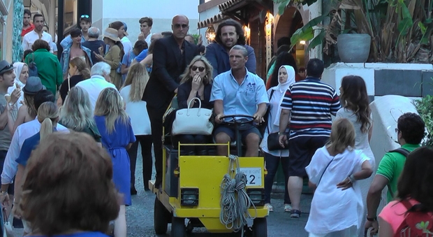 A Capri Kate Moss dà spettacolo in carrellino elettrico