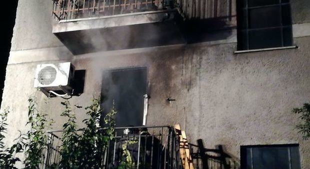 Roma, fiamme in appartamento a Tor Bella Monaca: morto un uomo, 10 persone evacuate